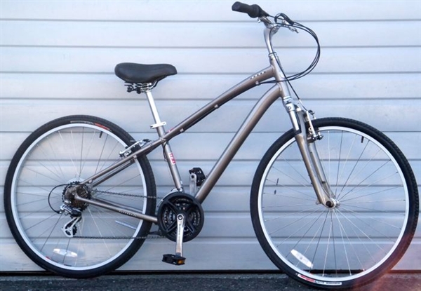 Medium SPECIALIZED Globe 21 Speed Comfort Commuter Bike ~5'7"-5'10"