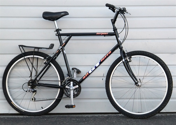 22" GT Outpost 21 Speed Urban Utility Bike With Rack 6'1"-6'4"