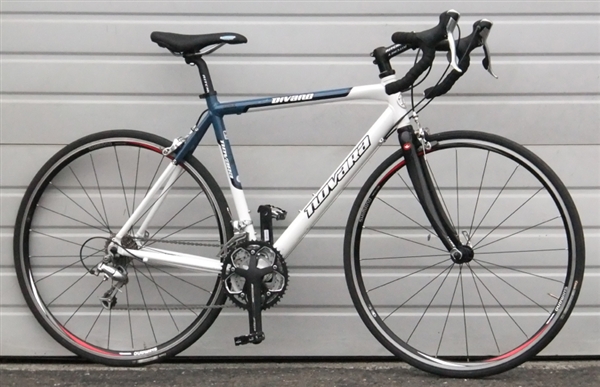 (Medium) 53cm Novara Divano Aluminum/Carbon Road Bike 5'7"-5'10"