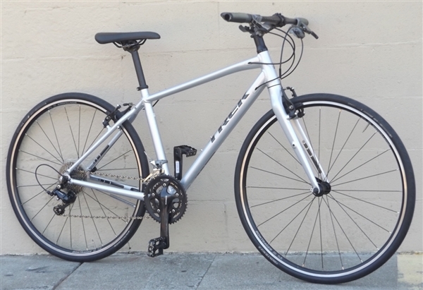 17.5" TREK FX 4 Sport Aluminum Carbon Hybrid Bike ~5'5"-5'8"