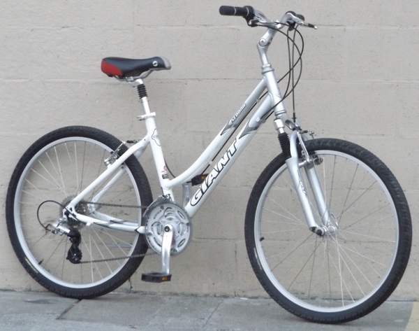 17" GIANT Sedona Aluminum Step-Thru Comfort Utility Bike ~5'4"-5'7"