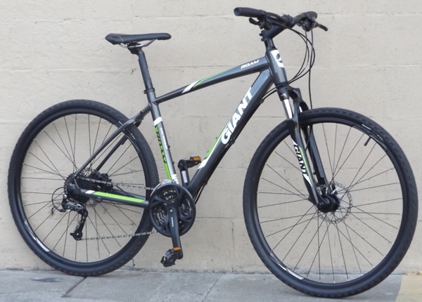 Medium GIANT Roam 2 Hybrid Comfort Commuter Bike ~5'8"-5'11"