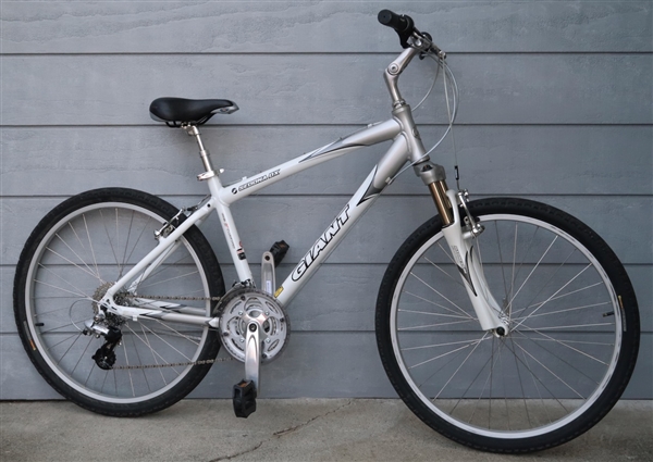 17" GIANT Sedona DX Aluminum Comfort Utility Bike ~5'6"-5'10"